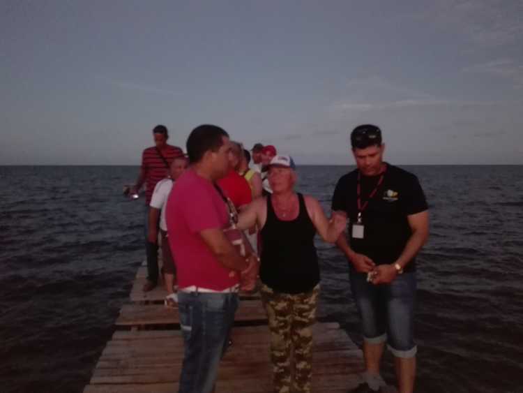 Ela Adán, delegada en Puerto Piloto intercambia con integrantes del equipo de Softbol de la Prensa.
