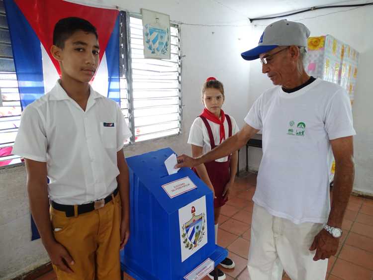 Elector vota por Cuba.