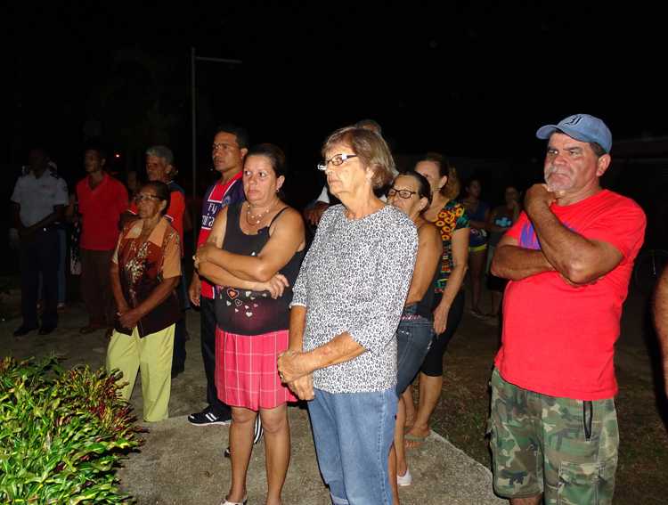 Electores de la circunscripción 2 en el poblado de Sola.