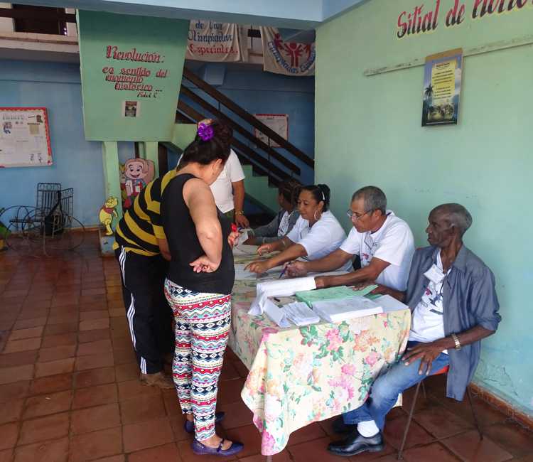 Electores ejerciendo el voto.