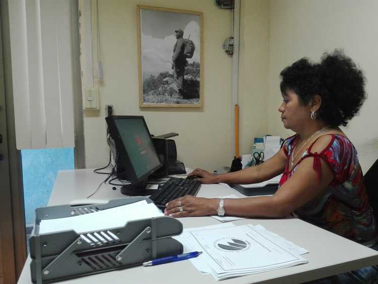 Elvis Céspedes Fuentes, jefa del centro de ETECSA en Sierra de Cubitas./Foto: Autora