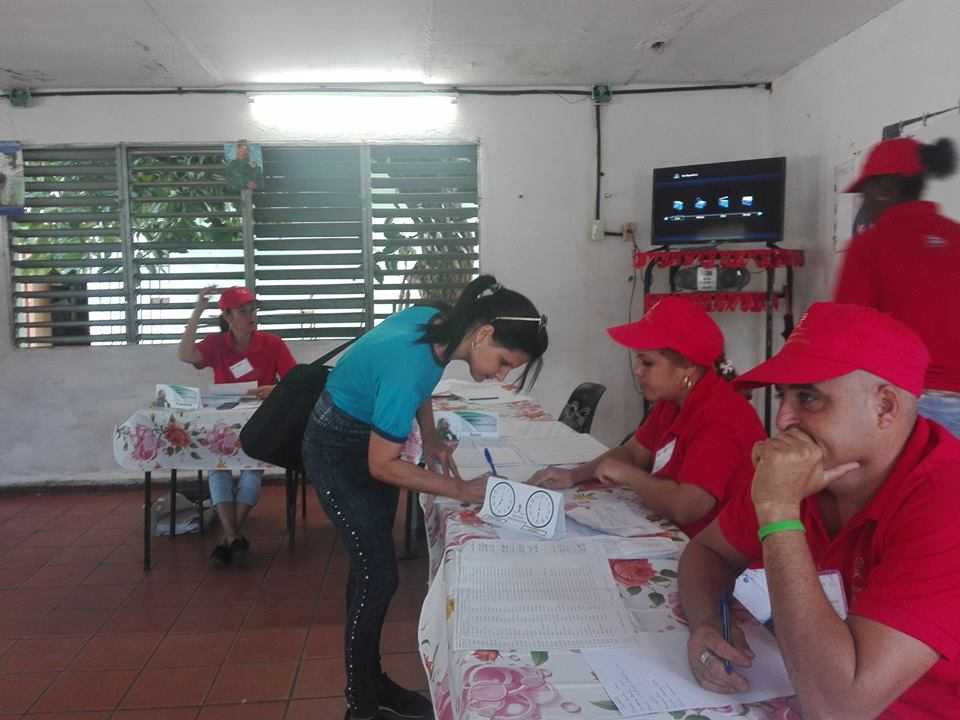 En la circunscripción 4 en Sola, Sierra de Cubitas, los electores acuden a las urnas a ejercer el derecho al sufragio #YoVotoSi./Foto: María Castañeda Varona.