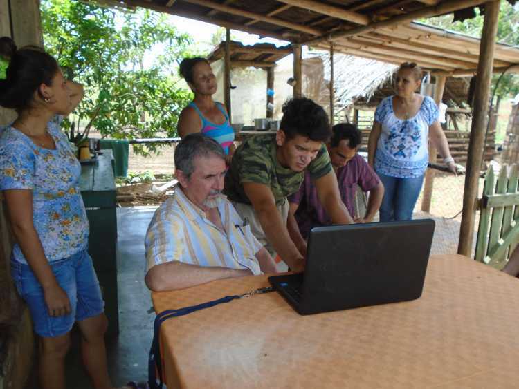 En la finca El Alacrán la familia se capacita.