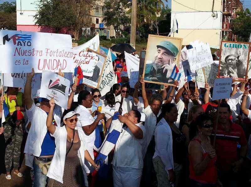 En un desfile auténtico con los colores de la bandera en cada pulóver y carteles los trabajadores de la salud festejaron el primer lugar de la emulación