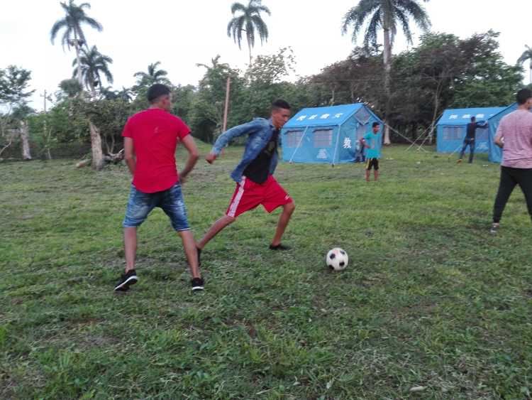 Encuentro deportivo entre jóvenes de Esmeralda y Cubitas.