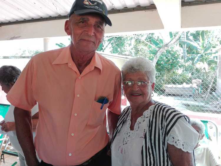 Enma de la Caridad junto a su esposo en la casa de abuelos.
