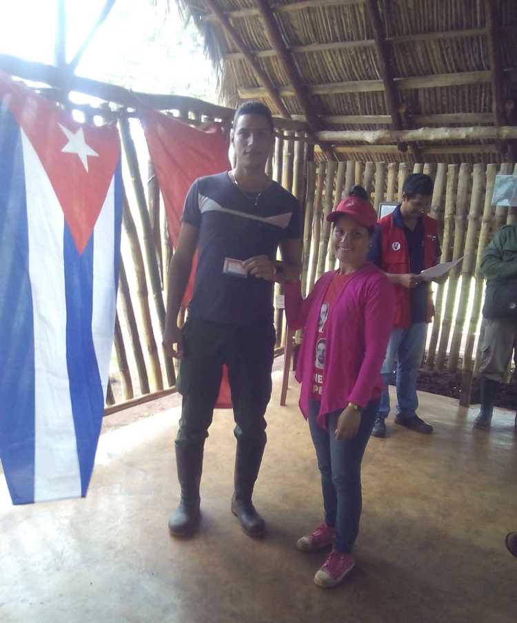 Entrega de carné de la UJC a joven cubiteño.
