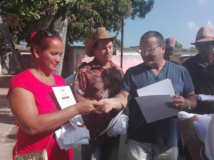 Entrega de carné y reconocimiento a donante voluntaria de sangre.