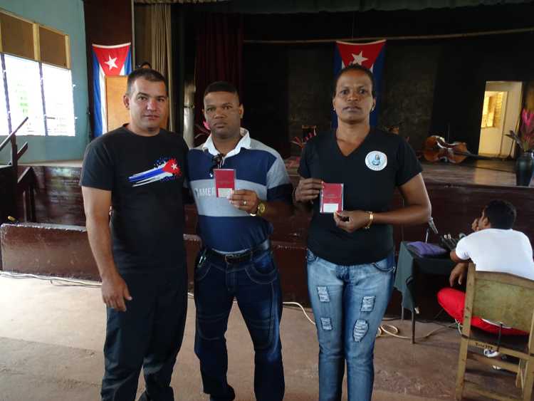 Entrega de carnet del Partido Comunista de Cuba a jóvenes cubiteños.