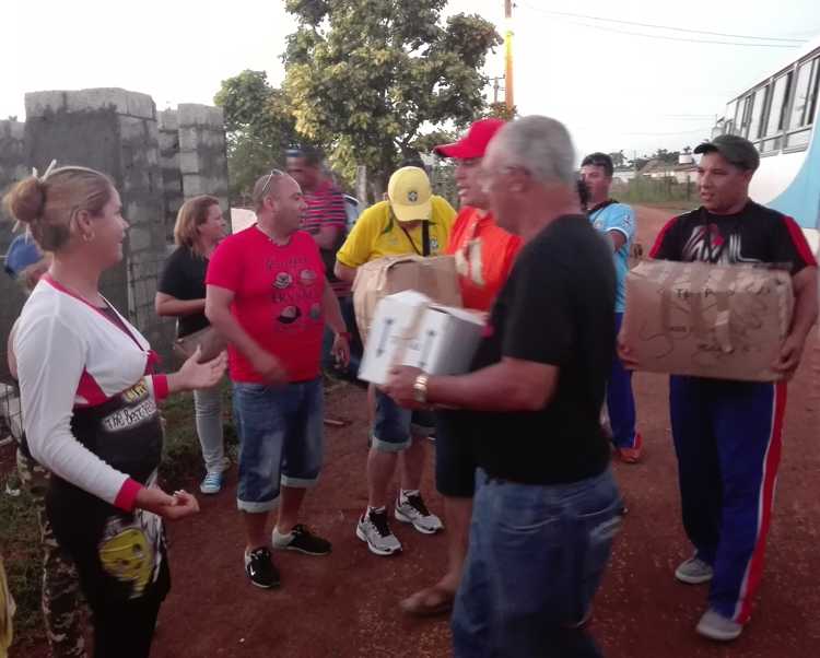 Entrega de donativos a damnificados en Piloto.