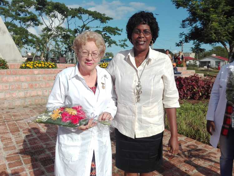 Entrega de la distinción 23 de agosto a profesionales de la salud.
