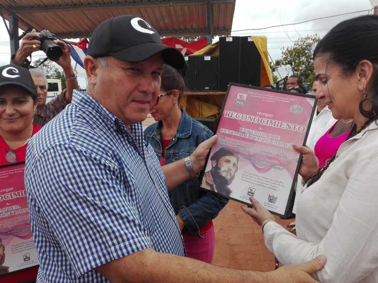 Entrega de reconocimiento a comunidad de los Pilones./Foto: Autora