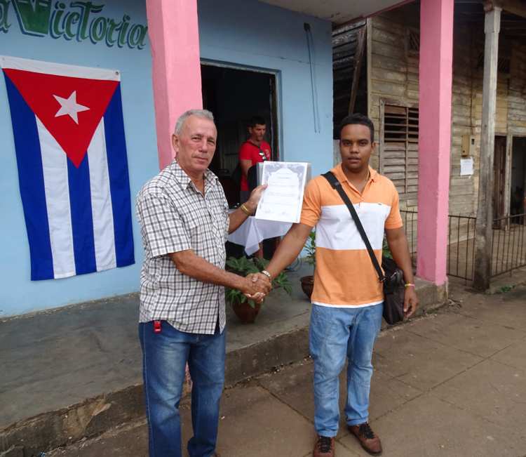 Entrega de reconocimiento a directivo del Comercio.