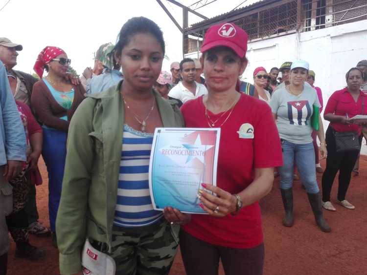 Entrega de reconocimiento a educadora destacada.