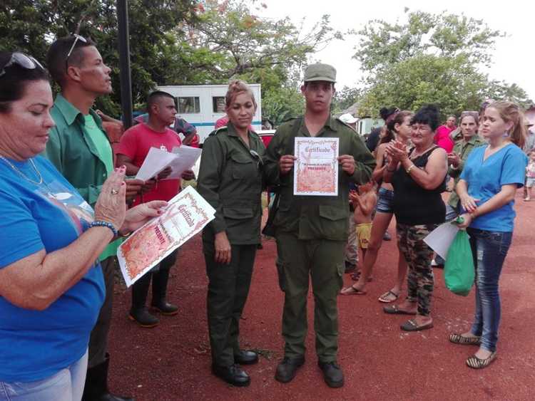 Entrega de reconocimiento a jóvenes destacados en la defensa./Foto: Autora