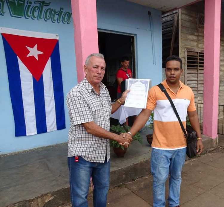 Entrega de reconocimiento parte del miembro del Buró Municipal de la CTC./Foto: Autora