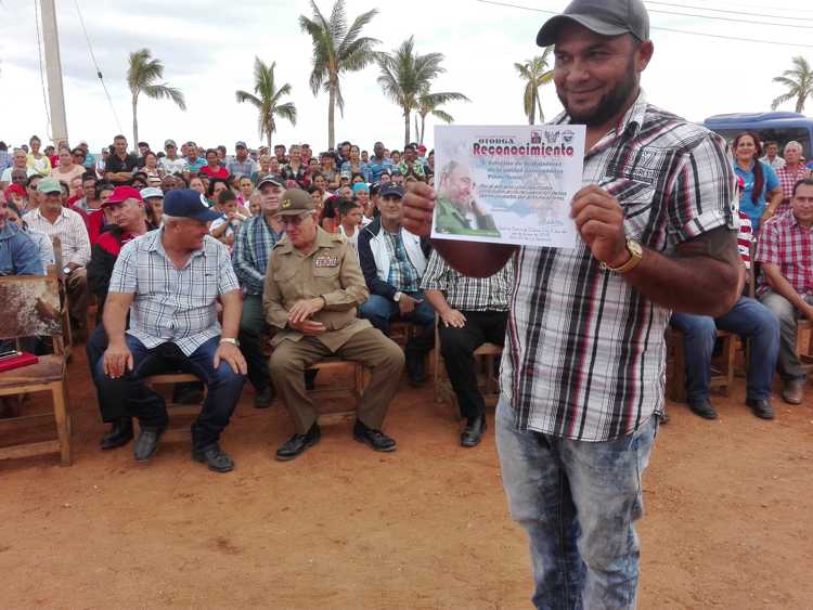 Entrega de reconocimientos a los destacados en la construcción de obras.