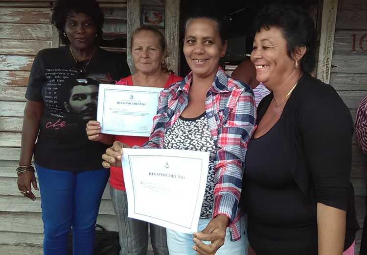 Entrega de reconocimientos a mujeres destacadas.