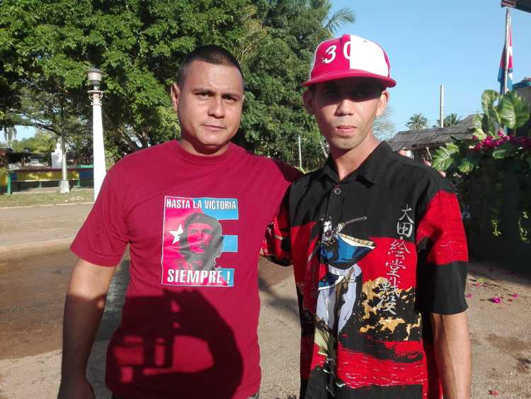 Entrega del carné de la UJC a joven destacado.