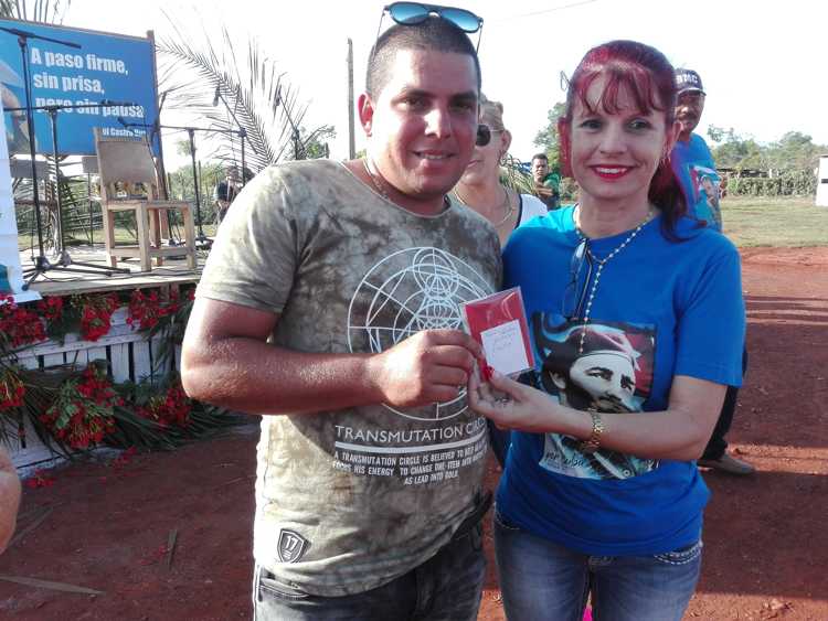 Entrega del carné del Partido Comunista de Cuba a Keyler Padrón.