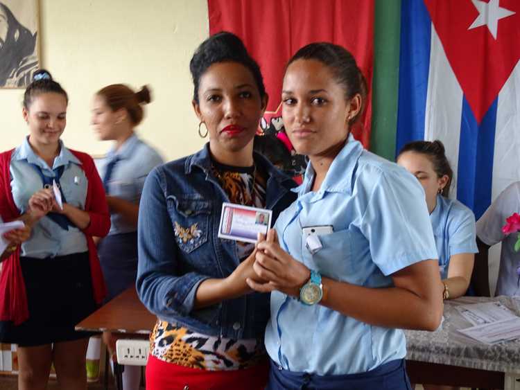 Entrega del carnet de la UJC.
