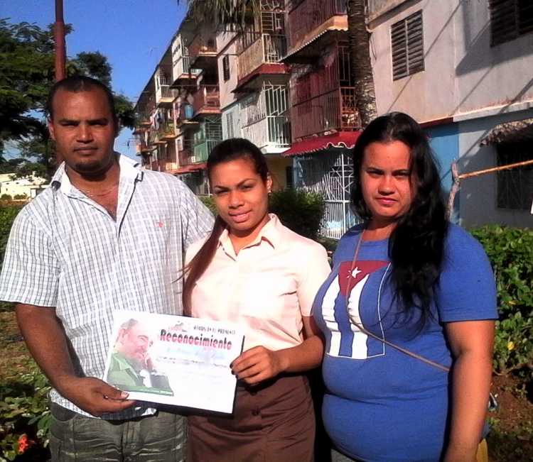 Entrega del reconocimiento a la joven cubiteña.