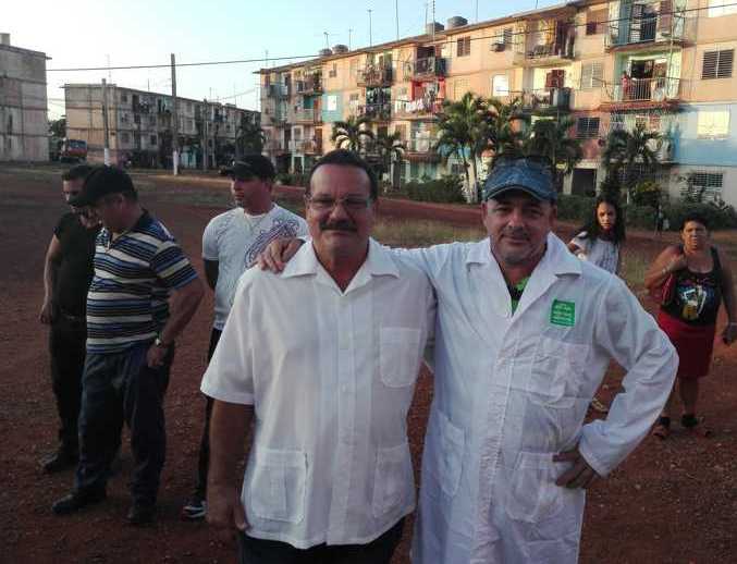 Eriberto Armas (derecha) junto al director municipal de Salud Reinier Felipe Peña.