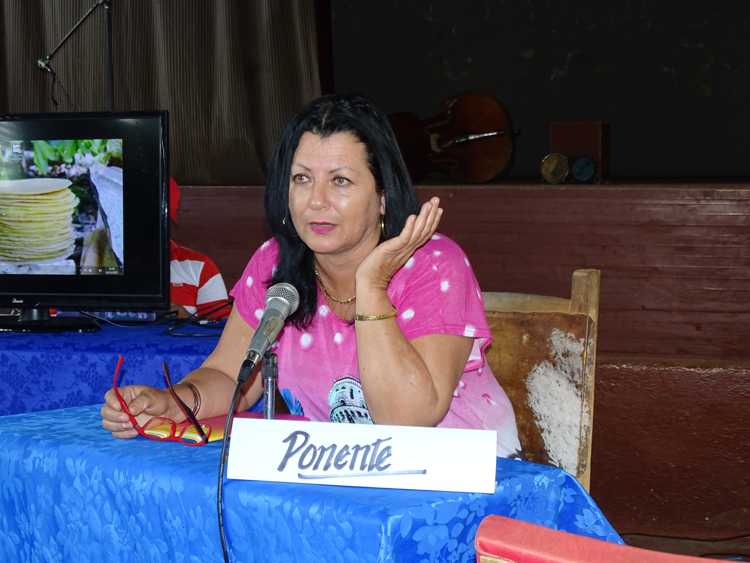 Esperanza durante la exposición de su ponencia sobre el proyecto.