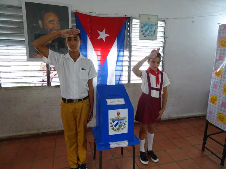 Estudiantes custodiando la urna.