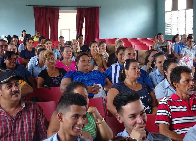 Estudiantes de 12 grado del Preuniversitario Orlando González Ramírez en acto de graduación.