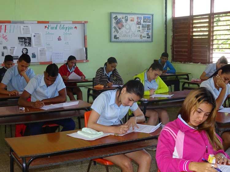 Estudiantes de duodécimo grado realizan  pruebas estatales.