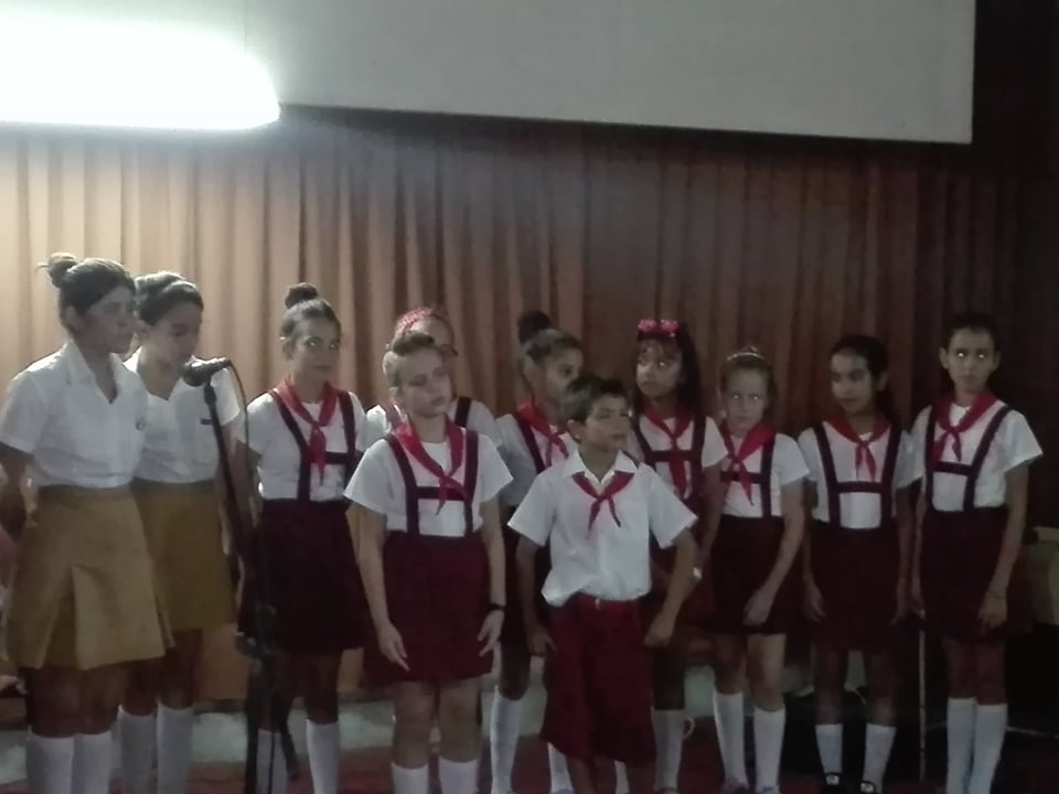 Estudiantes de la enseñanzas primaria y secundaria cantan al Héroe de Yaguajay.