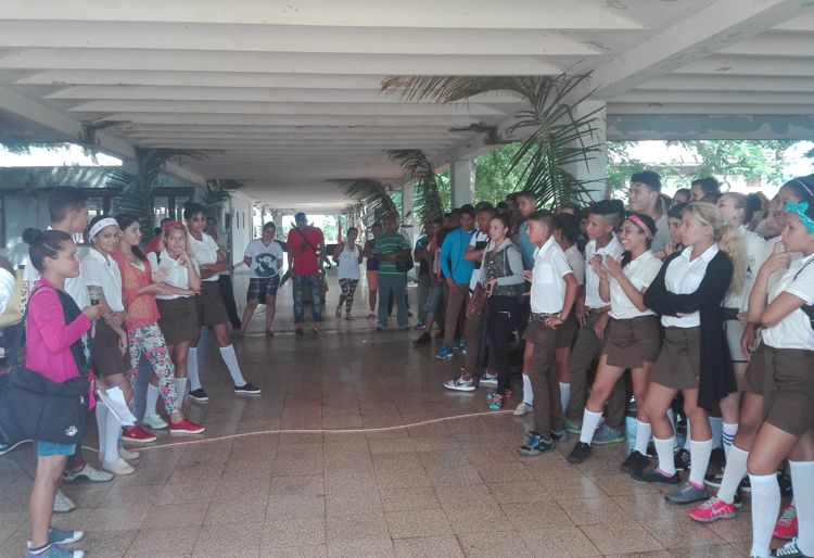 Estudiantes del Politécnico en elecciones.