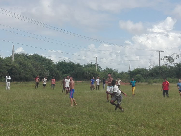 Estudiantes en encuentro deportivo.
