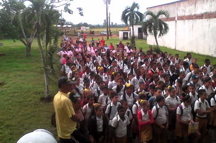 Estudiantes y docentes presentes en el acto.