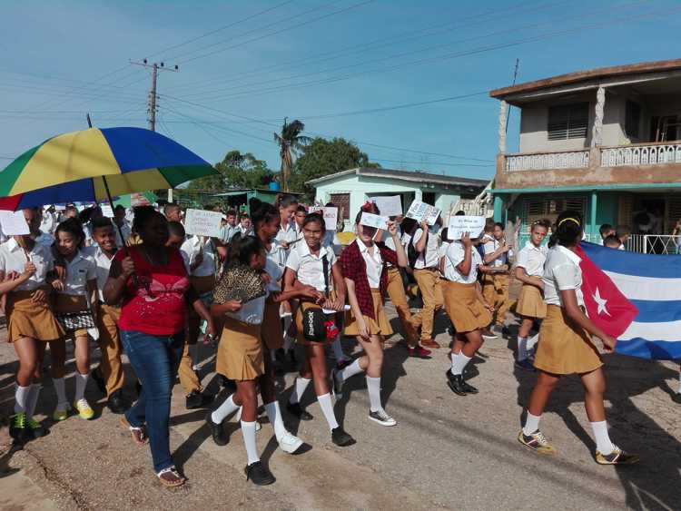 Pioneros y trabajadores de la Escuela Secundaria Pedro Alejandro Padrón Alemán.