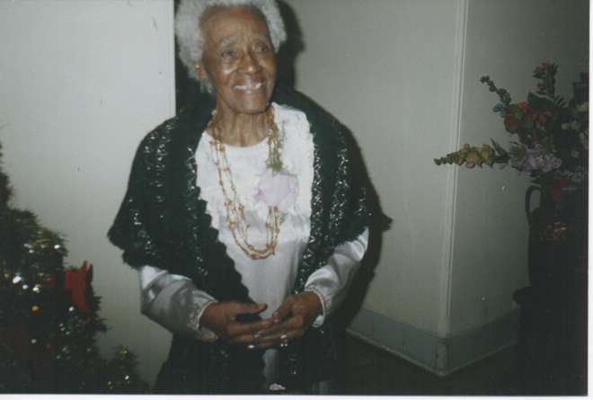 Etelvina Gregorí Álvarez Vargas Caldés, única comadrona titulada que vivió y ejerció en Sola esa profesión. (Foto La Habana , 26 de diciembre de 2006, día de su centenario)