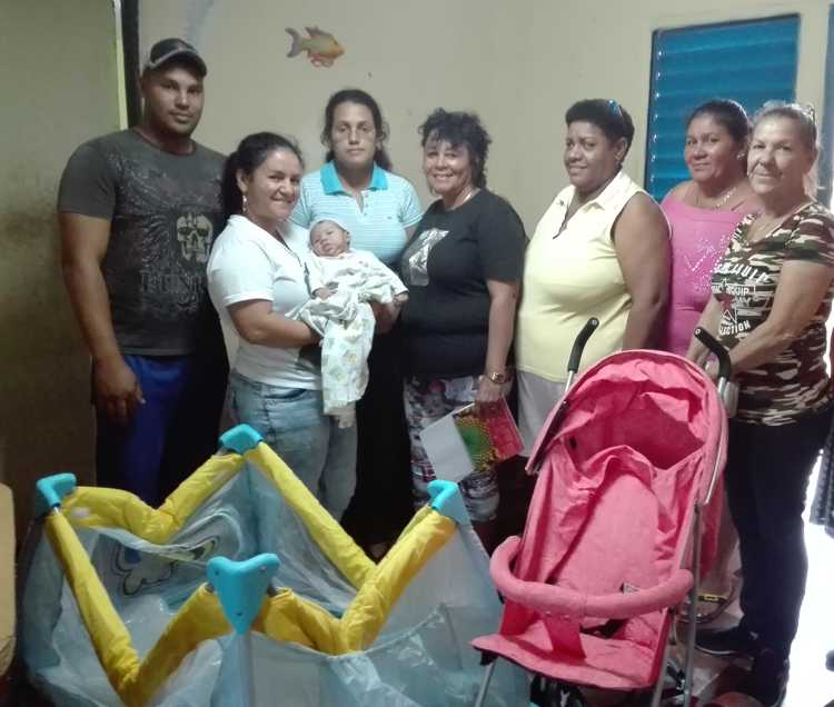 Familia cubiteña que recibe donativo de una canastilla.