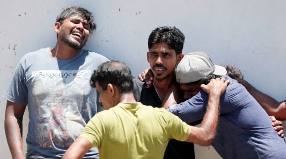 Familiares de las víctimas muestran su dolor tras el ataque terrorista en la iglesia de San Antonio, en Colombo./Foto: Cubadebate