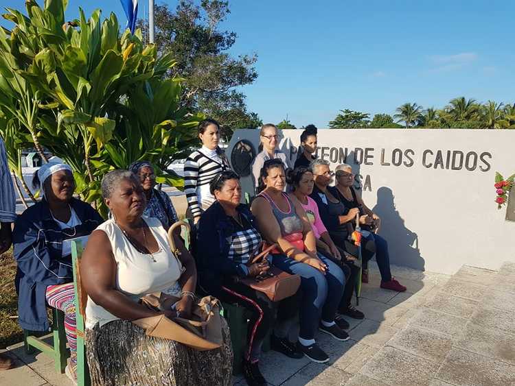 Familiares cubiteños de los caídos en África.