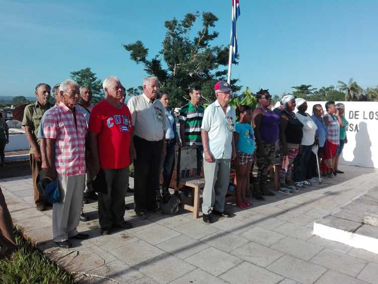 Familiares y combatientes en Panteón de los Caídos.