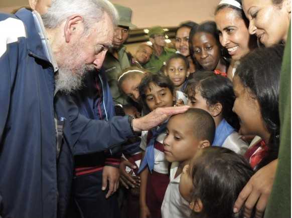 Fidel Castro atraído por los niños/Foto: Autor