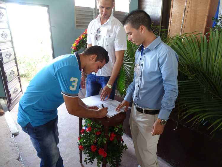 Firma del juramento de los delegados.