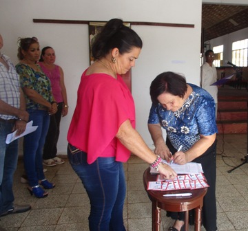 Firma del juramento de los miembros.