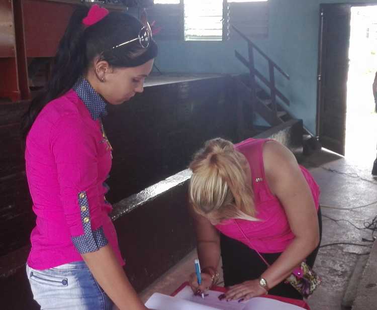 Firma su juramento  Directora de la ACRC Dianeyis Rodríguez Armas.