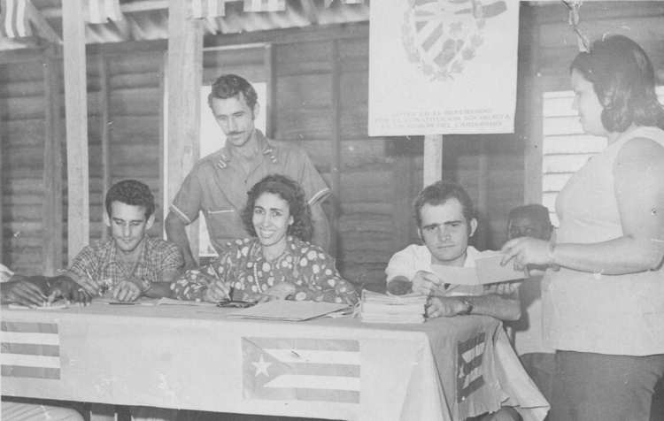 Flérida Galván (Presidenta de la Mesa electoral) durante los primeros comicios electorales de la etapa revolucionaria en 1976.