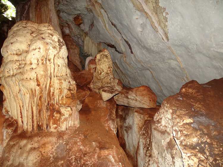 Formaciones rocosas en el interior de la cueva.