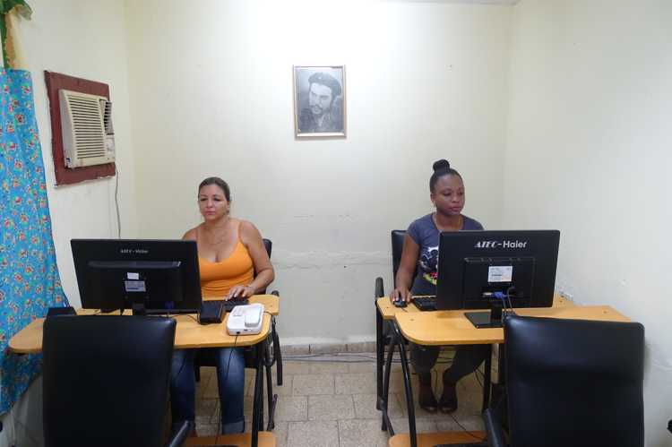 Galia Nápoles Umpierre y Dayanis Dutil Preval, departamento Informativo.