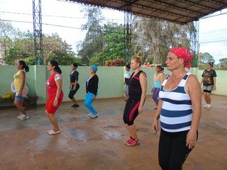 Gimnasia aerobia desde la comunidad.