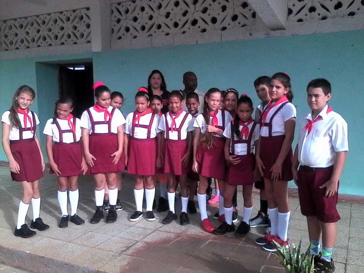 Grupo de estudiantes de 6to grado junto a sus maestros.